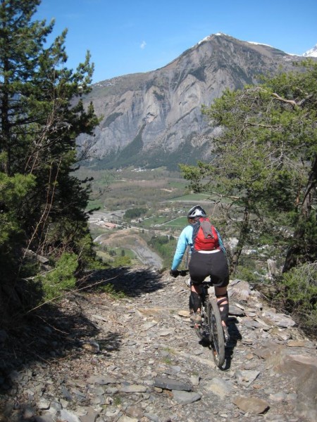 #6 Chemin du facteur : Vue plongeante sur la plaine de Bourg d Chemin du facteur : Vue plongeante sur la plaine de Bourg d'Oisans.