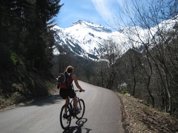 #3 Entre herbe et neige : Belle remontée à Villard Reymond face au Grand Renaud. Entre herbe et neige : Belle remontée à Villard Reymond face au Grand Renaud.