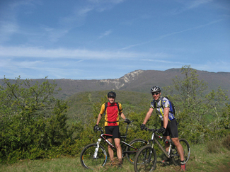 #1 Mes comparses du jour : Yannick et Pierre avec en arrière plan une belle (supposée) descente à aller découvrir... Mes comparses du jour : Yannick et Pierre avec en arrière plan une belle (supposée) descente à aller découvrir...