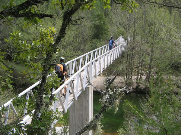 #6 Traversée de la riviere : Une belle passerelle, un peu déformée par une récente crue Traversée de la riviere : Une belle passerelle, un peu déformée par une récente crue