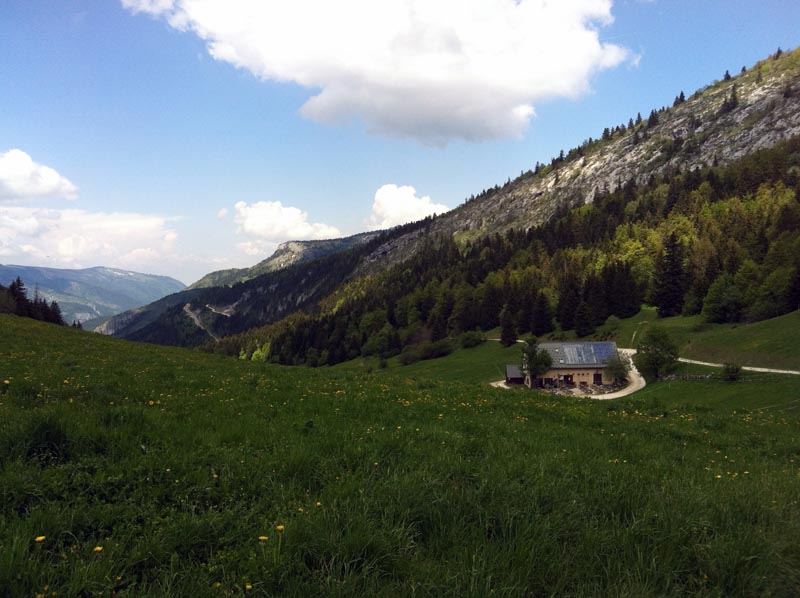 #2 Allières : L Allières : L'auberge et le chemin parcouru au fond