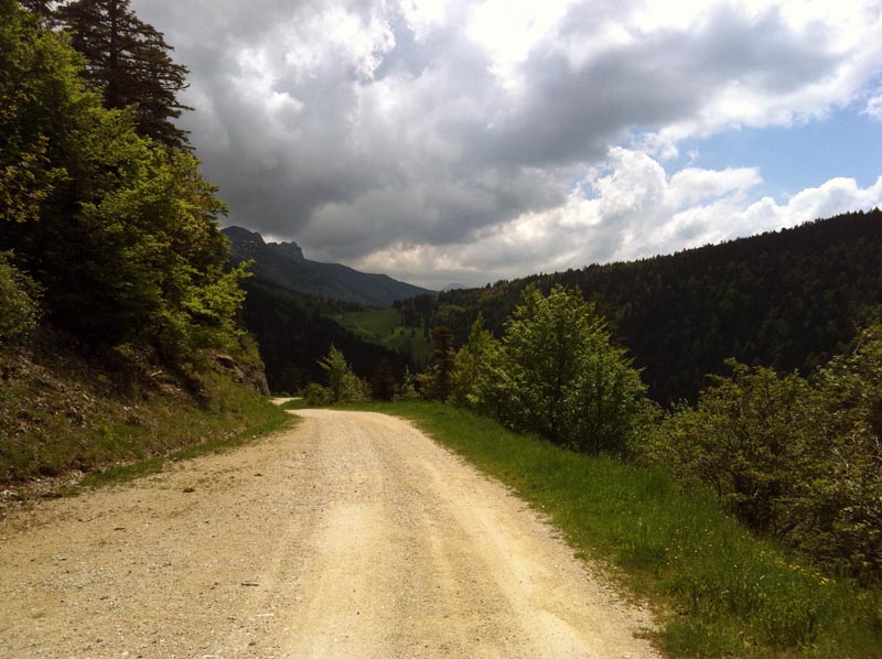 #1 après la route : la piste juste après la route, les Allières au fond après la route : la piste juste après la route, les Allières au fond