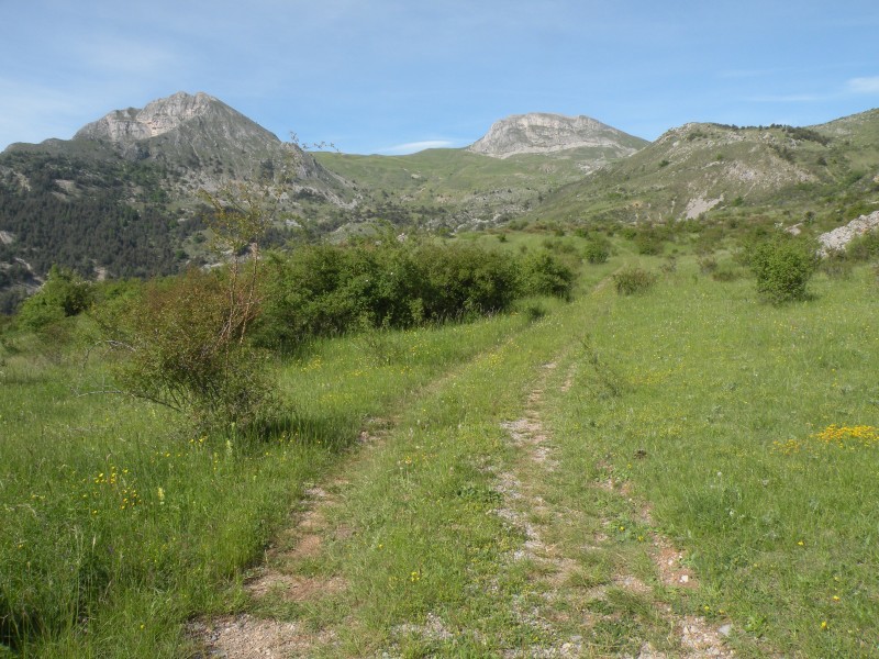 photo2 : Il faut monter jusqu'au col entre la cloche de Barles à gauche et la petite cloche à droite