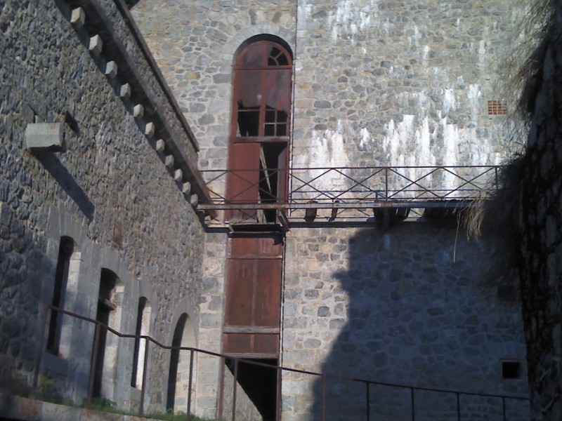 à l'intérieur du fort : ils ont oublié de démonter le guillotine