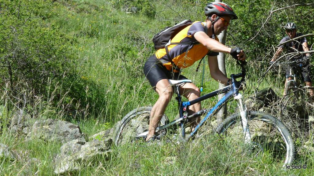 Jeroen : belle épingle fermée avec marche et obstacles dans le sentier final