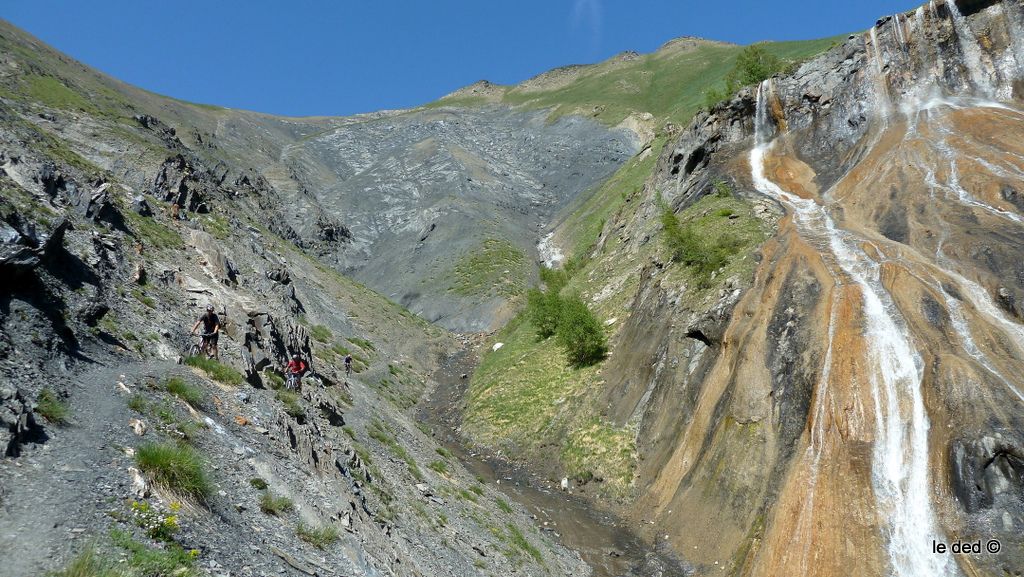 Cascades : Fontaine pétrifiante et son joli monotrace qui ne permet aucune erreur