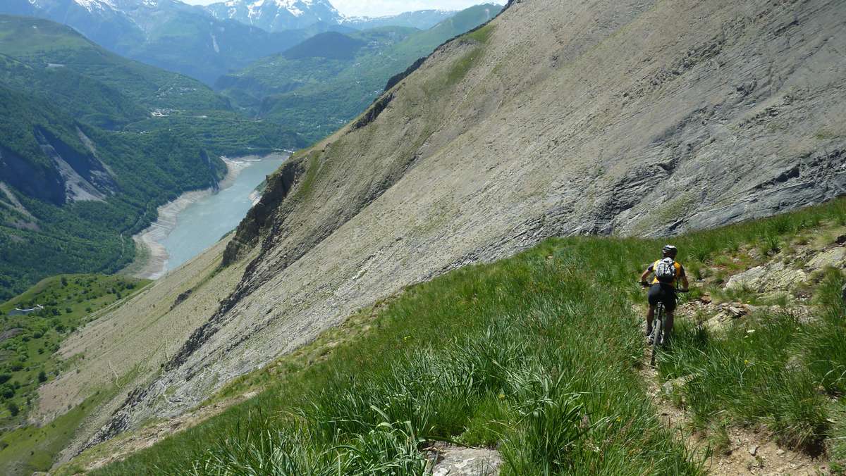 Le Boss : au dessus de la résurgence, Jeroen file sur le lac du Chambon