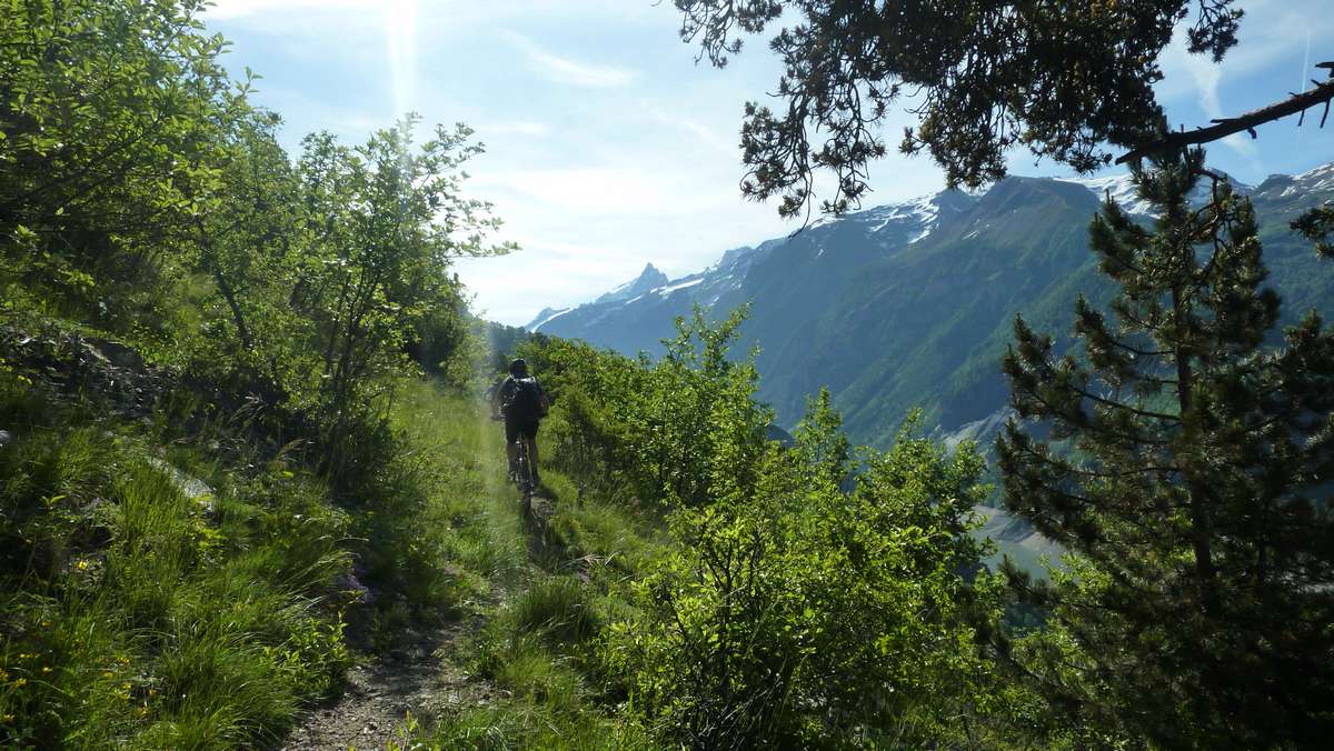 #1 Oratoire du Follet : joli sentier balcon avec vue panoramique sur la Meije Oratoire du Follet : joli sentier balcon avec vue panoramique sur la Meije