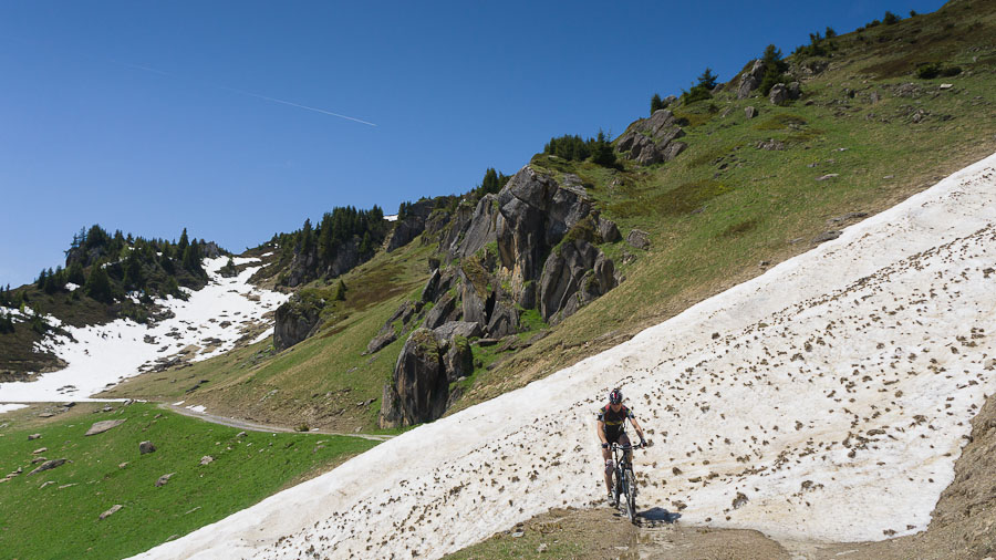 Vieux culots d'avalanches : en revenant vers la combe