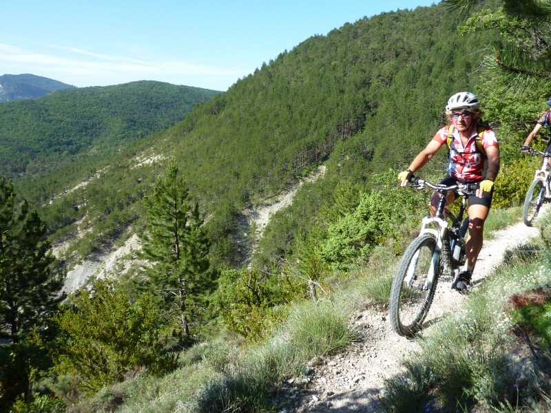 Sentier balcon : en descendant sur Villeperdrix