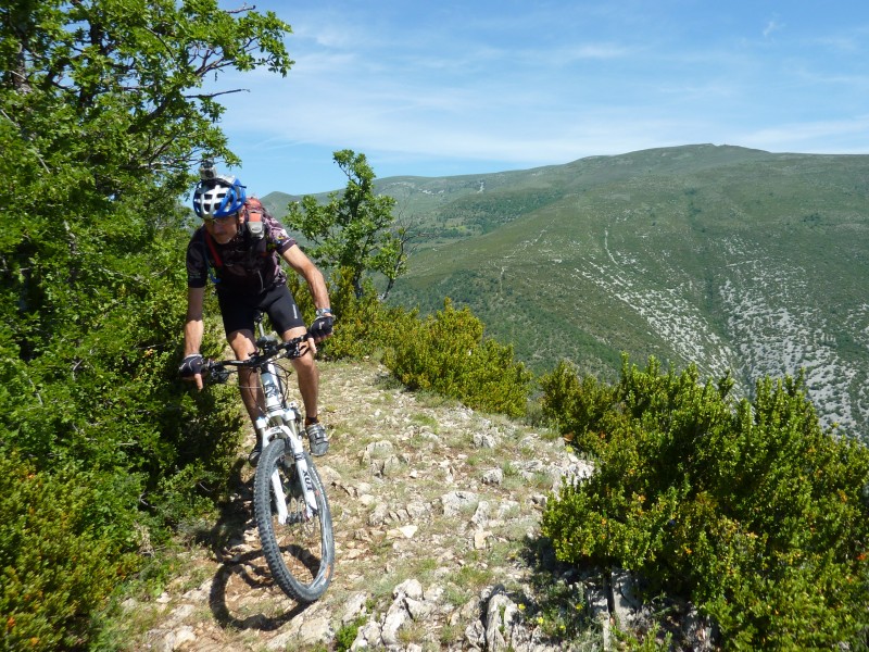 Sur les crêtes du Plombard : Alain entame la descente