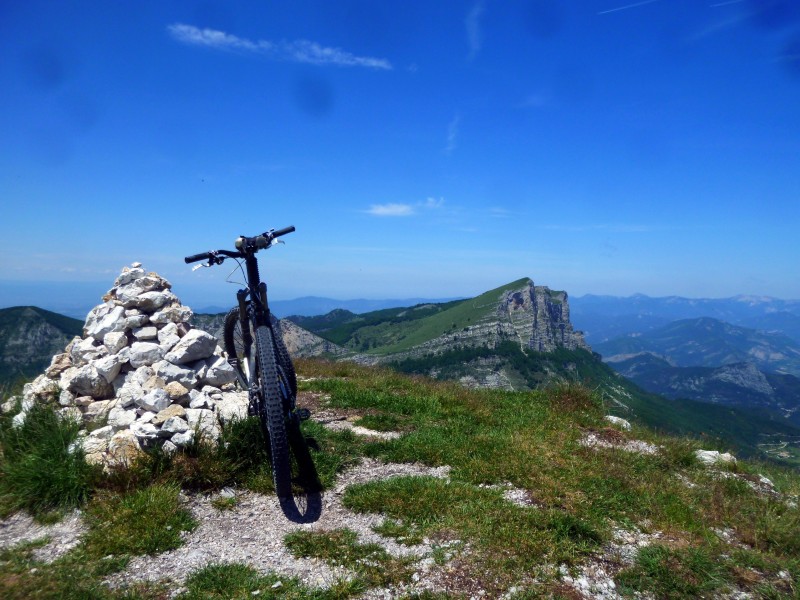 Au sommet : magnifique vue sur le Veyou en face et sa fameuse forêt lugubre