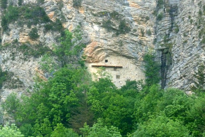 #1 Troglodyte : dans le vallon du Réfréi Troglodyte : dans le vallon du Réfréi