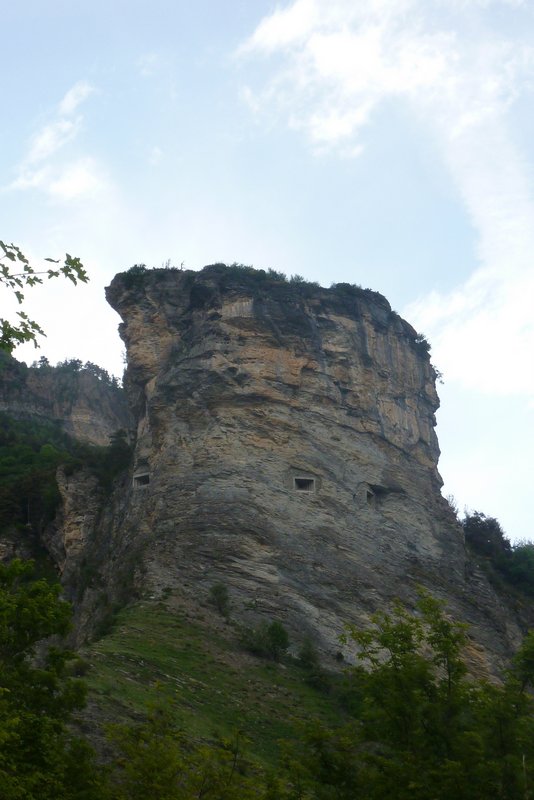 #3 Castel Tournou : Drôle d Castel Tournou : Drôle d'endroit pour construire un blockhaus