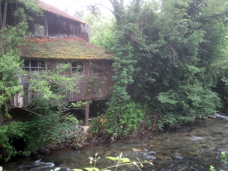 photo 15 : Moulin abandonné à Aspet. Ambiance "Les rivières pourpres" mais façon Pyrénées.