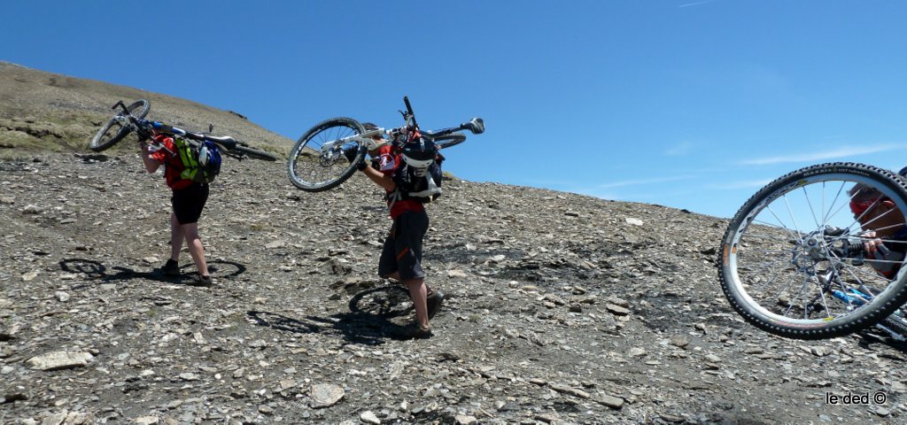 Portage : départ pour 600m de portage pour le sommet du Pic