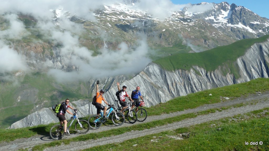 Piste aérienne : 4 garçons dans le vent sur fond d'échine de Praouat