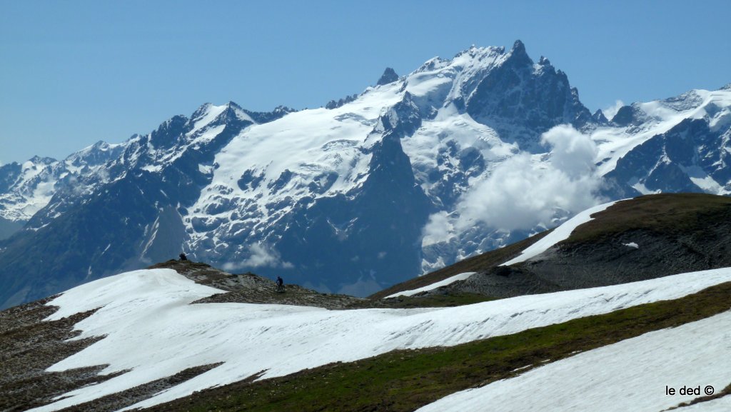 En restant sur la crête, : on roule facile en évitant quelques névés