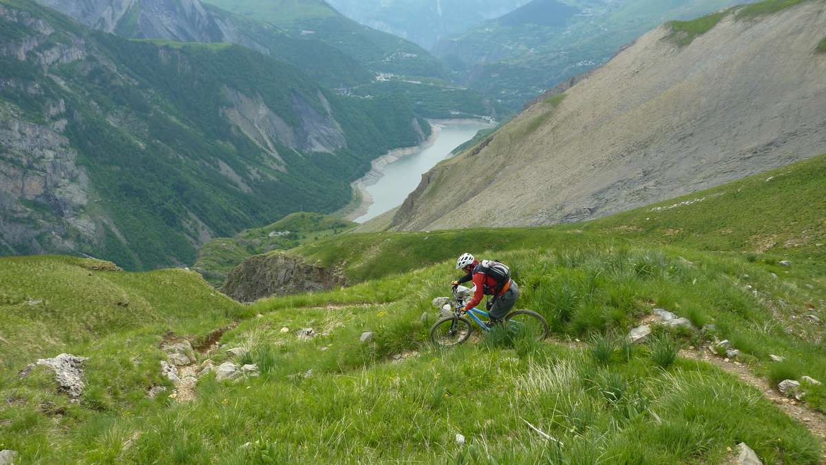 #36 Les Clots : vue plongeante sur le Chambon Les Clots : vue plongeante sur le Chambon