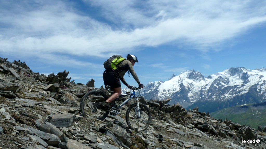 Pas facile de lever la tête dans cette descente, mort bon