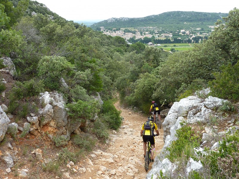 #9 Descente du Sablas : Avec vue sur Saint Bonnet du Gard Descente du Sablas : Avec vue sur Saint Bonnet du Gard