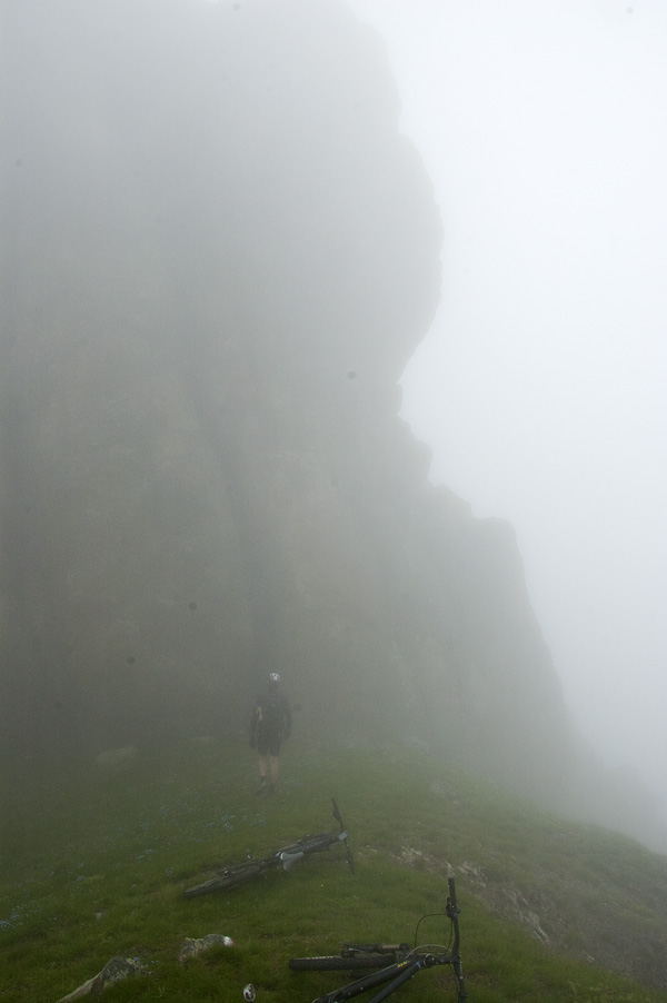 #36 Curnis Auta : Arrivée fantomatique sur le monolithe de Rocca Pervo. la nebbia nous a repris et ne nous quittera plus. Du coup fin du diaporama !! Curnis Auta : Arrivée fantomatique sur le monolithe de Rocca Pervo. la nebbia nous a repris et ne nous quittera plus. Du coup fin du diaporama !!
