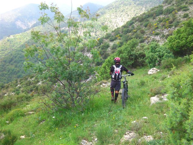 #4 premiere difficlte : on commence a pied la descente apres le pas de la capelet premiere difficlte : on commence a pied la descente apres le pas de la capelet