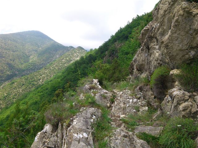 dalles au dessou de la Pena : en proximite de la balise 19, au dessous de la Cime de la Pena