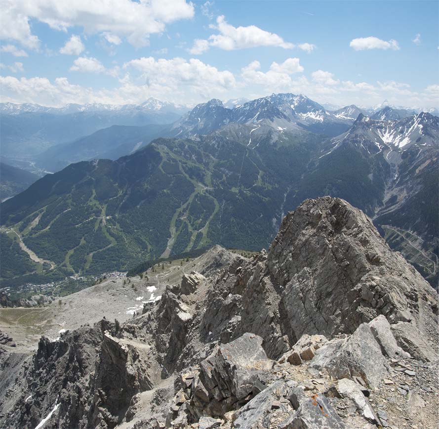 Pointe des Quatre soeurs : Du sommet, vue sur les pistes de Bardonecchia et les sommets qui les dominent.