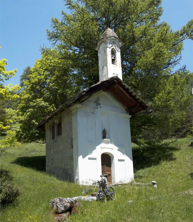 Mont Vin Vert : Hameau ruiné de Gaudissard de Val et sa chapelle.