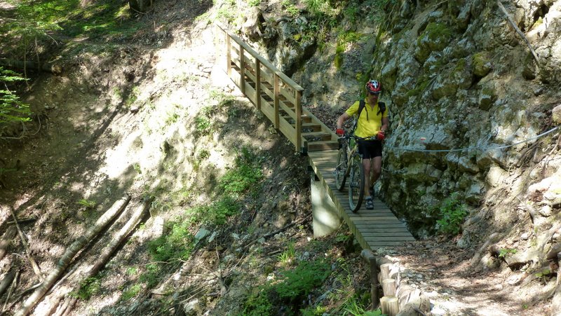 #21 Passerelle north shore : Chaud quand même de passer à vélo sans rambarde et avec le guidon qui n Passerelle north shore : Chaud quand même de passer à vélo sans rambarde et avec le guidon qui n'est pas loin de toucher