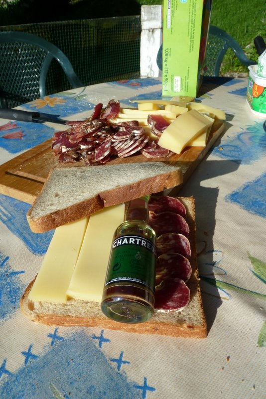 #29 Sandwich local : Et le proprio fait aussi les sandwichs Chartroussiens! Sandwich local : Et le proprio fait aussi les sandwichs Chartroussiens!