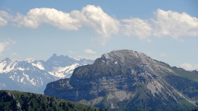 #46 Mais la vue est sympa : Belledonne derrière Chamechaude, cela a de la gueule ici quand même Mais la vue est sympa : Belledonne derrière Chamechaude, cela a de la gueule ici quand même