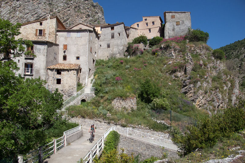 #1 Auvare : en sortant du village. Auvare : en sortant du village.