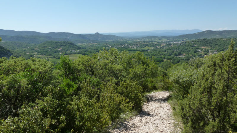sentier : le sentier menant à Mayres, avec au fond, les Gorges de l'Ardèche