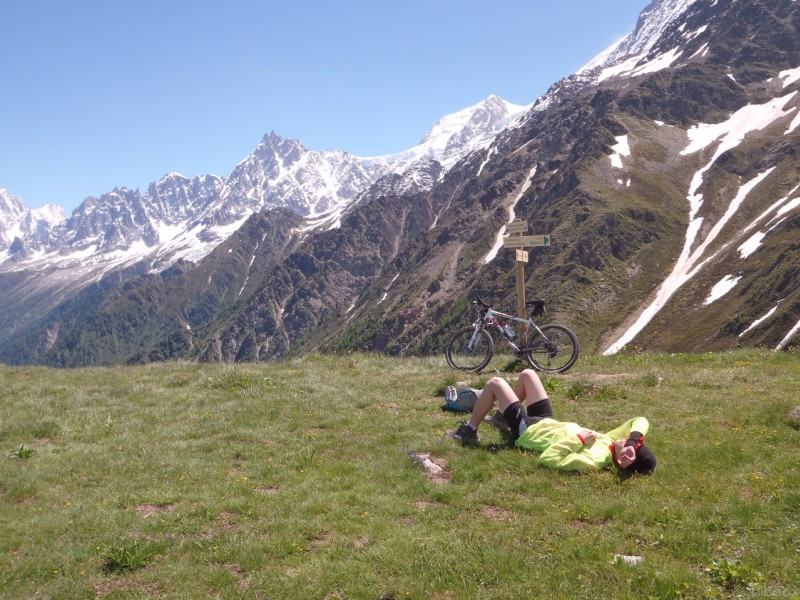 #7 Sieste après le casse croute : Sommet du Mont Lachat, en face l Sieste après le casse croute : Sommet du Mont Lachat, en face l'Aiguille du Midi