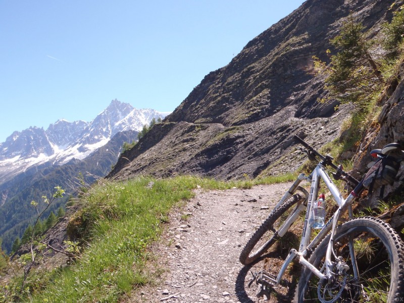 #5 schiste terreux : sur 150 mètres, nous sommes passés à pieds car le terrain était trop glissant sur le vtt schiste terreux : sur 150 mètres, nous sommes passés à pieds car le terrain était trop glissant sur le vtt