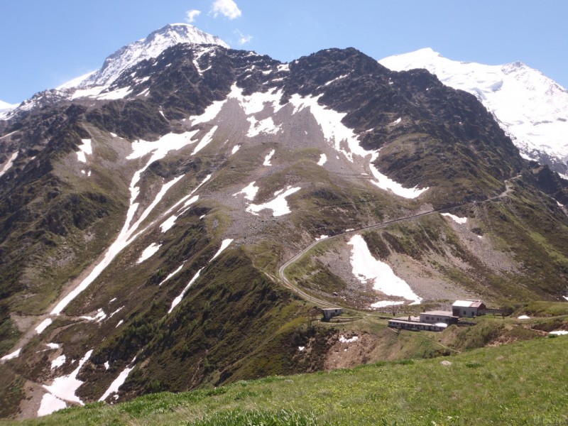 #1 Gare du tramway du Mt Blanc : Gare du Lachat et au fond le Nid d Gare du tramway du Mt Blanc : Gare du Lachat et au fond le Nid d'aigle
