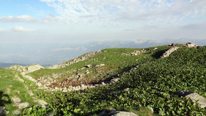 Le sommet est tout plat : Presque décevant, ça ressemble à un champs.
Heureusement la vue autour est magnifique de toutes parts