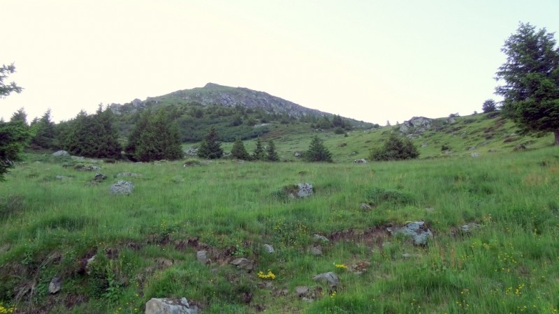 Pied de la face sud-ouest : C'est l'endroit où on quitte la piste et ou l'on charge le vélo sur les épaules.