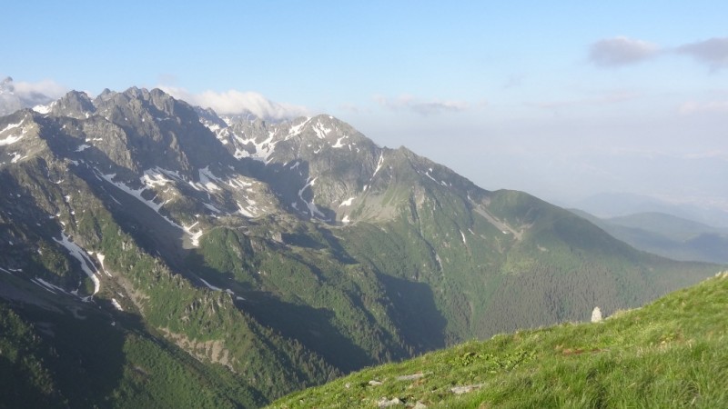 Vue au sud : Grand Ferrouillet, puis le grand Replomb qui surplombe le lac de Crops, puis sur la droite, la jolie colline d'Orionde à droite du col du Raffour. Peut être que ça roule là bas aussi!