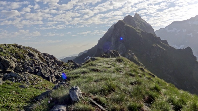 Vue du sommet : En regardant vers le nord, on voit la pointe de Bédina etc.