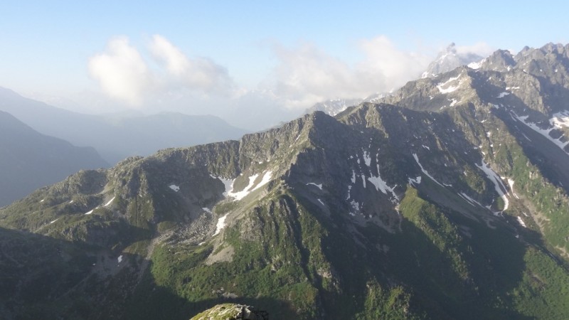 Vue vers le sud : Sur la gauche le pas de la coche, pointe du Scialet, puis en second rideau le grand pic de Belledonne...