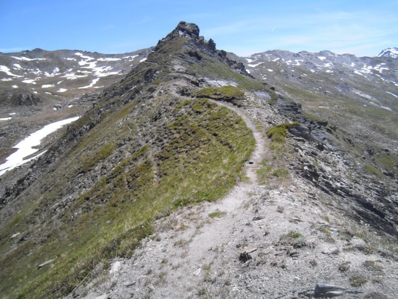 sentier du lac : Sentier pile sur la crête, vue 5 étoiles