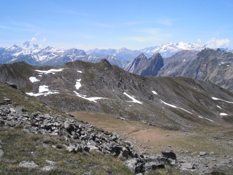 #10 Vers le col des encombres : La crête sur laquelle passe le sentier de la montagnette. Vers le col des encombres : La crête sur laquelle passe le sentier de la montagnette.