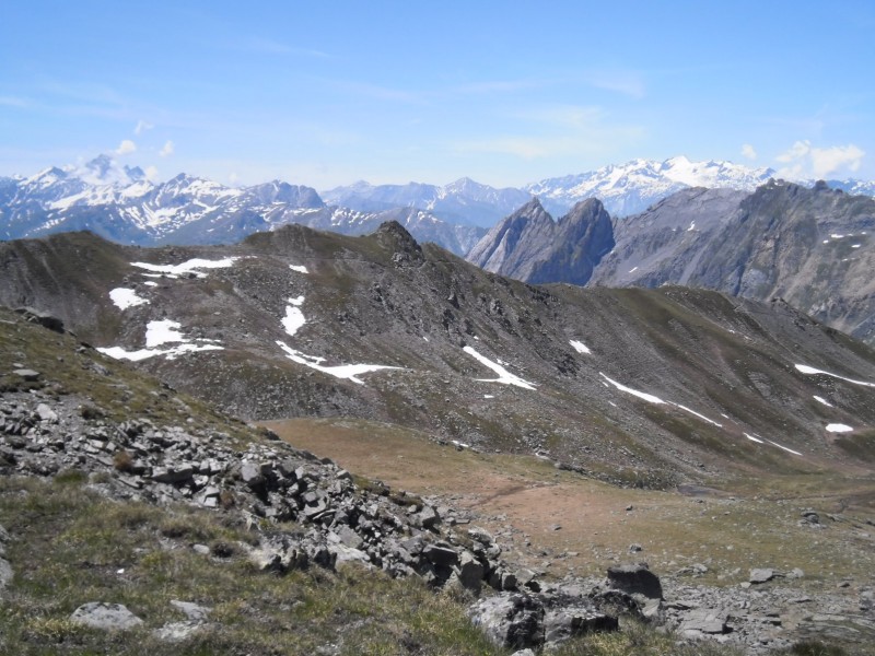 Vers le col des encombres : La crête sur laquelle passe le sentier de la montagnette.