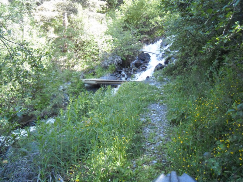 acces au sentier en balcon : petite passerelle.