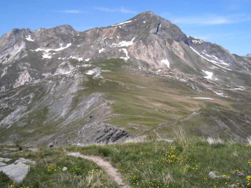 Le Grand Perron des Encombres : la vue depuis le sentier du lac de la montagnette dont on voit le début.