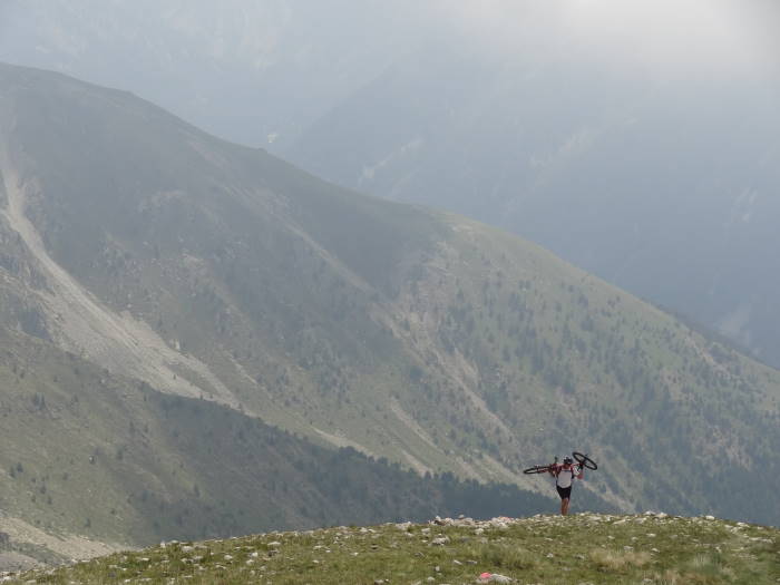 #3 Fin du portage : En arrivant au sommet du Pépoiri. Fin du portage : En arrivant au sommet du Pépoiri.