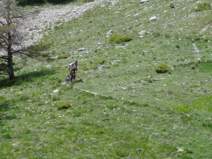 #9 Sous le parking des Millefonts : 1ers lacets du sentier final. Sous le parking des Millefonts : 1ers lacets du sentier final.